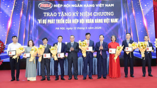 Tri ân các tập thể, cá nhân có đóng góp nổi bật cho hoạt động Hiệp hội Ngân hàng Việt Nam nhiệm kỳ VII