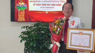 Đồng chí Nguyễn Hoàng Minh, Trưởng VPĐD Hiệp hội Ngân hàng Việt Nam nhận Huy hiệu 35 năm tuổi Đảng