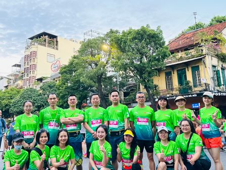 Sáng 08/10, giải chạy VPBank Hanoi International Marathon (VPIM 2023) đã chính thức khởi tranh và thu hút gần 11.000 vận động viên tham gia. Hơn 20 cán bộ, nhân viên, công đoàn viên Hiệp hội Ngân hàng Việt Nam tham gia giải chạy ở cự li 5km nhằm hưởng ứng phong trào rèn luyện thế thao, đồng thời đóng góp cho các hoạt động thiện nguyện, an sinh xã hội.