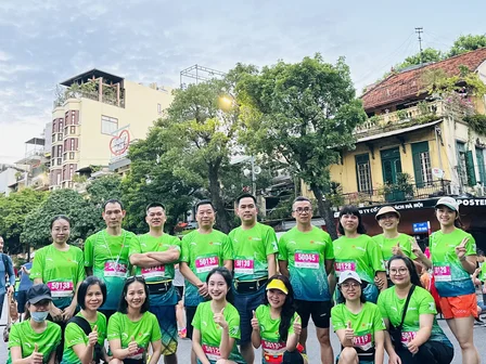Sáng 08/10, giải chạy VPBank Hanoi International Marathon (VPIM 2023) đã chính thức khởi tranh và thu hút gần 11.000 vận động viên tham gia. Hơn 20 cán bộ, nhân viên, công đoàn viên Hiệp hội Ngân hàng Việt Nam tham gia giải chạy ở cự li 5km nhằm hưởng ứng phong trào rèn luyện thế thao, đồng thời đóng góp cho các hoạt động thiện nguyện, an sinh xã hội.