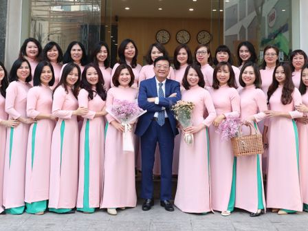 Tổng Thư ký Nguyễn Quốc Hùng chụp ảnh lưu niệm cùng nữ cán bộ, nhân viên nhân ngày 8/3