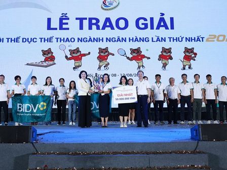 Đại hội là sự kiện quan trọng chào mừng kỷ niệm 30 năm Công đoàn Ngân hàng Việt Nam, 72 năm Ngày truyền thống ngành Ngân hàng, chào mừng Đại hội Công đoàn Ngân hàng Việt Nam lần thứ VII và Đại hội Công đoàn Việt Nam lần thứ XIII. Trong ảnh: Bà Nguyễn Thị Hồng, Thống đốc Ngân hàng Nhà nước Việt Nam trao Giải Nhất toàn đoàn cho đoàn thể thao BIDV. Ảnh: Hải Nguyễn