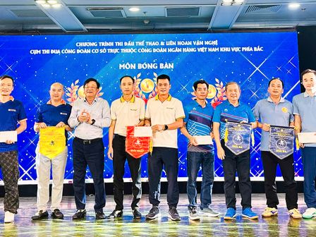 Phó Chủ tịch kiêm Tổng Thư ký Hiệp hội Ngân hàng Việt Nam Nguyễn Quốc Hùng tham dự đêm Giao lưu tổng kết và trao giải cho các vận động viên đạt giải môn Bóng bàn