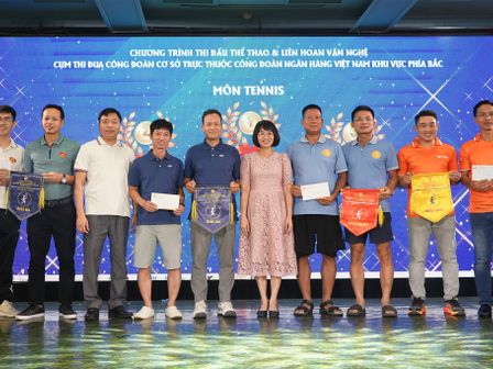 2 vận động viên CQTT Hiệp hội Ngân hàng (áo xanh đậm) nhận giải ba môn Tennis đôi nam dưới 45 tuổi