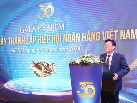 TS Nguyễn Quốc Hùng - Phó Chủ tịch kiêm Tổng Thư ký Hiệp hội Ngân hàng Việt Nam phát biểu tại tối Gala