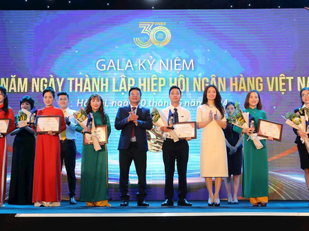 Bà Nguyễn Khánh Chi, Phó Chủ tịch Thường trực Công đoàn ngân hàng Việt Nam và ông Nguyễn Quốc Hùng, Trưởng BTC cuộc thi trao giải cho các đơn vị đạt giải Ba cuộc thi Nét đẹp Banker
