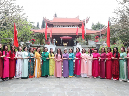 Trong chương trình về nguồn tại Khu di tích Quốc gia đặc biệt ATK Định Hóa, “Thủ đô kháng chiến” gắn với nhiều sự kiện lịch sử quan trọng của dân tộc, nữ cán bộ, đoàn viên Công đoàn cơ sở Hiệp hội Ngân hàng Việt Nam đã hưởng ứng “Tuần lễ Áo dài” bằng việc mặc áo dài truyền thống trong các hoạt động tham quan, dâng hương và tìm hiểu lịch sử tại khu di tích.