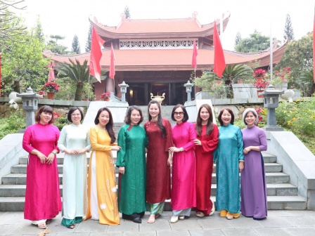 Hình ảnh tà áo dài Việt Nam giữa không gian lịch sử của ATK không chỉ tôn lên vẻ đẹp thanh lịch của phụ nữ Việt Nam mà còn thể hiện sự trân trọng đối với các giá trị văn hóa truyền thống và lịch sử cách mạng của đất nước.