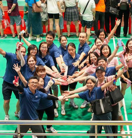 Các vận động viên đội kéo co và các cổ động viên Công đoàn cơ sở CQTT Hiệp hội Ngân hàng