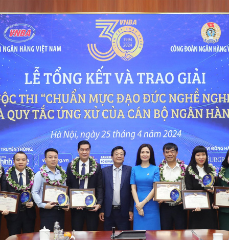 Bà Nguyễn Khánh Chi - Phó Chủ tịch Thường trực Công đoàn Ngân hàng Việt Nam, ông Nguyễn Quốc Hùng - Phó Chủ tịch kiêm Tổng Thư ký Hiệp hội Ngân hàng Việt Nam trao Bằng khen của Ban Chấp hành Công đoàn Việt Nam cho 6 thí sinh đạt giải Nhất, Nhì, Ba chung cuộc