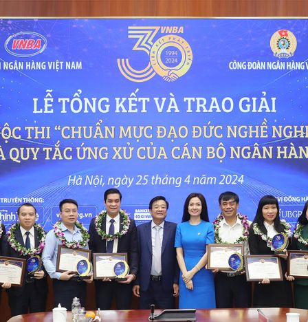 Bà Nguyễn Khánh Chi - Phó Chủ tịch Thường trực Công đoàn Ngân hàng Việt Nam, ông Nguyễn Quốc Hùng - Phó Chủ tịch kiêm Tổng Thư ký Hiệp hội Ngân hàng Việt Nam trao Bằng khen của Ban Chấp hành Công đoàn Việt Nam cho 6 thí sinh đạt giải Nhất, Nhì, Ba chung cuộc