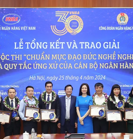 Bà Nguyễn Khánh Chi - Phó Chủ tịch Thường trực Công đoàn Ngân hàng Việt Nam, ông Nguyễn Quốc Hùng - Phó Chủ tịch kiêm Tổng Thư ký Hiệp hội Ngân hàng Việt Nam trao Bằng khen của Ban Chấp hành Công đoàn Việt Nam cho 6 thí sinh đạt giải Nhất, Nhì, Ba chung cuộc