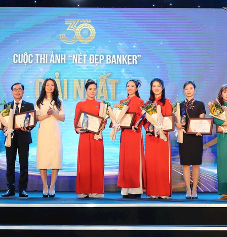 Ban tổ chức và các đội thi nhận giải thưởng cuộc thi Nét đẹp Banker cùng chụp ảnh lưu niệm tập thể