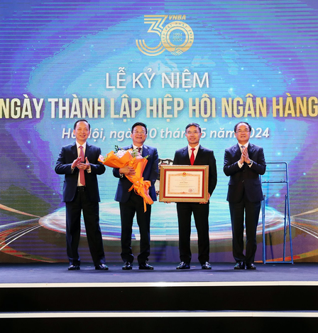 Thứ trưởng Bộ Nội vụ Vũ Chiến Thắng và Phó Thống đốc thường trực Ngân hàng Nhà nước Đào Minh Tú trao Bằng khen của Thủ tướng Chính phủ và hoa chúc mừng cho Hiệp hội Ngân hàng Việt Nam