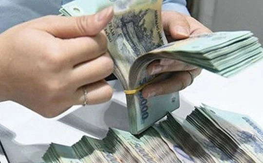 Nhiều ngân hàng tiếp tục hạ lãi suất tiết kiệm