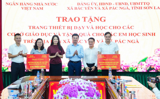 Ngành Ngân hàng trao tặng thiết bị dạy học, đồng hành cùng giáo dục tỉnh Sơn La
