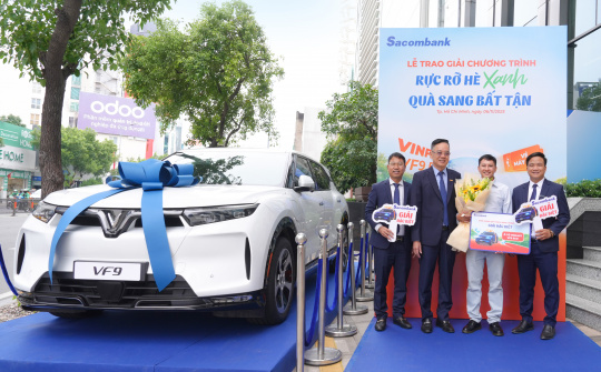 Sacombank trao xe ô tô điện VinFast VF9 Eco cho khách hàng may mắn