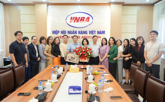 Phó Chủ tịch, Tổng Thư ký Nguyễn Quốc Hùng chúc mừng cán bộ, nhân viên Trung tâm đào tạo VNBA nhân Ngày Nhà giáo Việt Nam 20/11