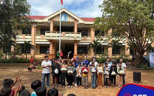 SCB lan tỏa yêu thương qua chương trình “Nâng bước em đến trường”