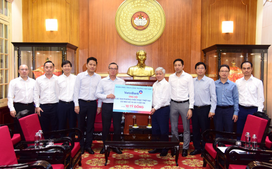 VietinBank trao tặng 10 tỷ đồng hỗ trợ khắc phục hậu quả bão lũ