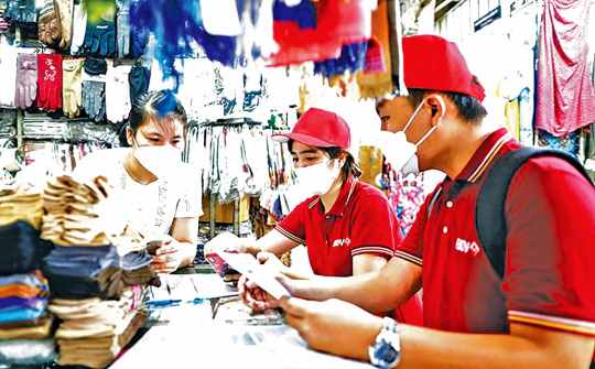 Ngân hàng dẫn dắt “Bình dân học vụ” số