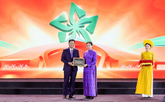 Agribank trao 10 tỷ đồng an sinh xã hội, cùng cả nước hướng về đồng bào vùng bão lũ