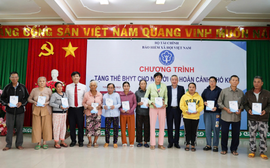 Agribank đồng hành cùng Bảo hiểm xã hội Việt Nam trao tặng gần 500 thẻ Bảo hiểm y tế cho người có hoàn cảnh khó khăn tại Đắk Lắk