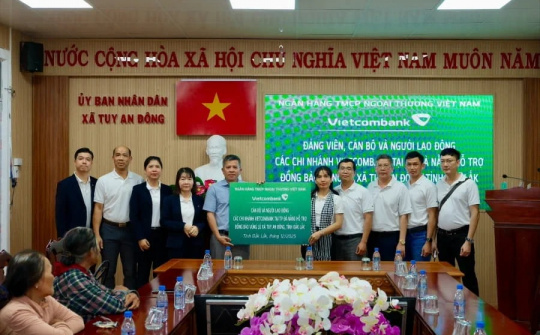 Vietcombank hỗ trợ đồng bào vùng lũ Đắk Lắk và trao học bổng cho trẻ em khó khăn tại TP.HCM