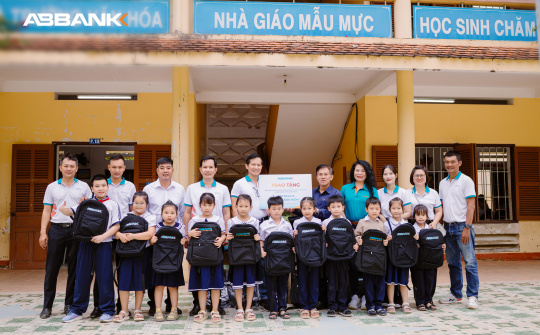 ABBANK tiếp sức học sinh Khánh Hòa trở lại trường học sau lũ