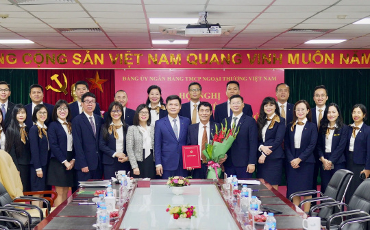 Đảng ủy Vietcombank công bố quyết định thành lập Đảng bộ cơ sở chi nhánh Nam Hà Nội