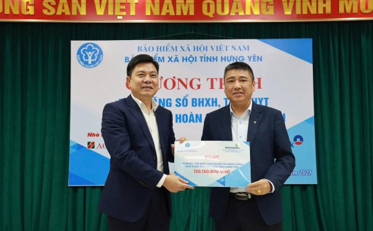 Vietcombank Phố Hiến trao tặng sổ BHXH và thẻ BHYT cho người dân có hoàn cảnh khó khăn