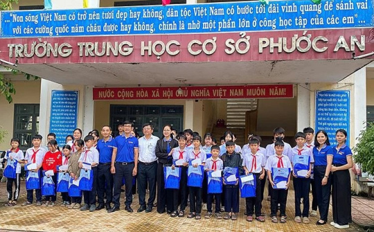 SCB tiếp sức đến trường cho học sinh vùng lũ
