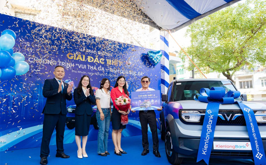 KienlongBank trao tặng xe ô tô điện VinFast VF3 cho khách hàng may mắn trong chương trình Megasale 30 năm