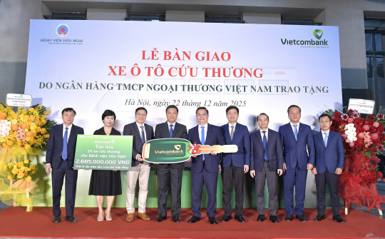 Vietcombank trao tặng xe cứu thương cho Bệnh viện Hữu Nghị Hà Nội