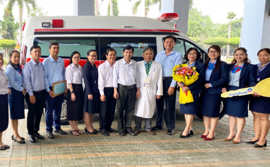 VietinBank Long An tặng xe cứu thương cho Bệnh viện Đa khoa Long An
