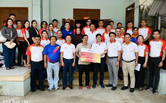 HDBank trao 6 tỷ đồng hỗ trợ người dân vùng lũ tái thiết sau thiên tai