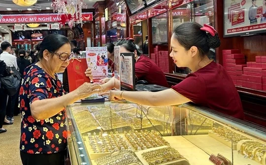 Central bank proposes mandatory bank transfers for gold