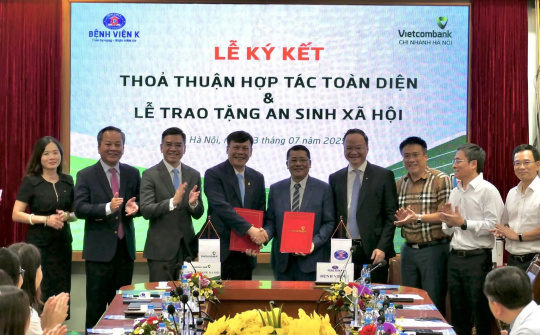Vietcombank đồng hành chuyển đổi số y tế, tiếp sức bất động sản