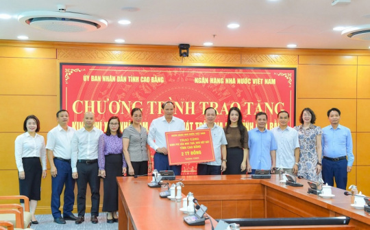 Trao tặng 2 tỷ đồng hỗ trợ xóa nhà tạm, nhà dột nát tại tỉnh Cao Bằng