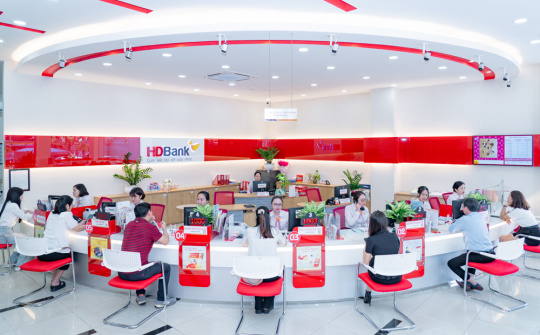 Đẩy mạnh kinh doanh số, HDBank lãi 6 tháng vượt 10.000 tỷ đồng