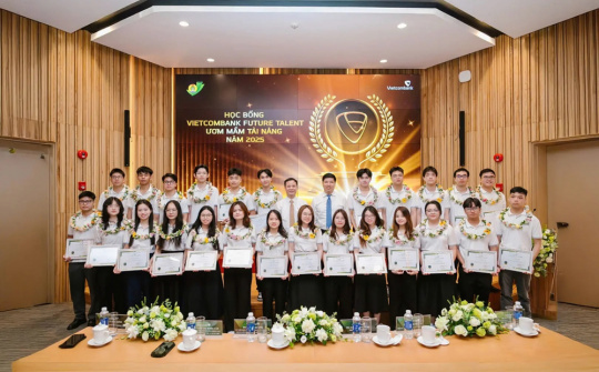 Vietcombank trao học bổng, tiếp sức học sinh, sinh viên tiêu biểu 2025