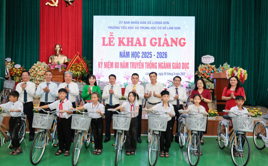 LPBank trao tặng 300 xe đạp tiếp sức học sinh nghèo Đất Tổ