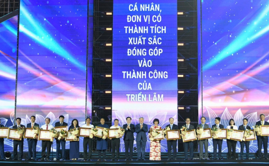 Ngành Ngân hàng xuất sắc giành 2 giải thưởng tại Triển lãm Thành tựu Đất nước