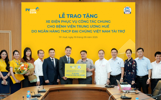 PVcomBank trao tặng 10 xe điện cho Bệnh viện Trung ương Huế