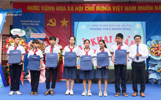 VietABank Quảng Ngãi trao quà, tiếp sức học sinh khó khăn
