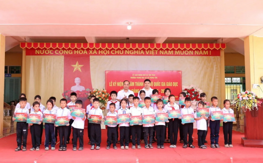 Vietcombank trao 8.000 suất học bổng cho học sinh nghèo vượt khó