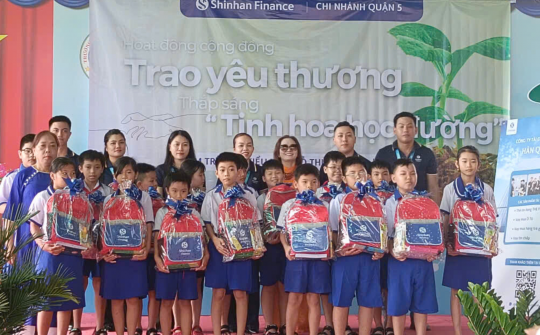 Shinhan Finance đồng hành chắp cánh ước mơ đến trường cho học sinh nghèo hiếu học tại Cà Mau