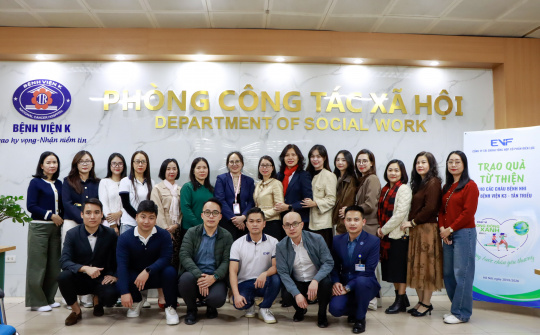 Công đoàn EVF trao quà cho các bệnh nhi tại Bệnh viện K Tân Triều