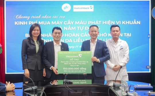 Vietcombank trao tặng trang thiết bị y tế và hỗ trợ người bệnh tại Bệnh viện Da liễu Trung ương