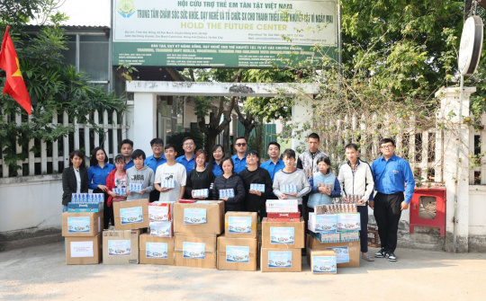 Đoàn Thanh niên Co-opBank trao quà sẻ chia tại Trung tâm Vì ngày mai